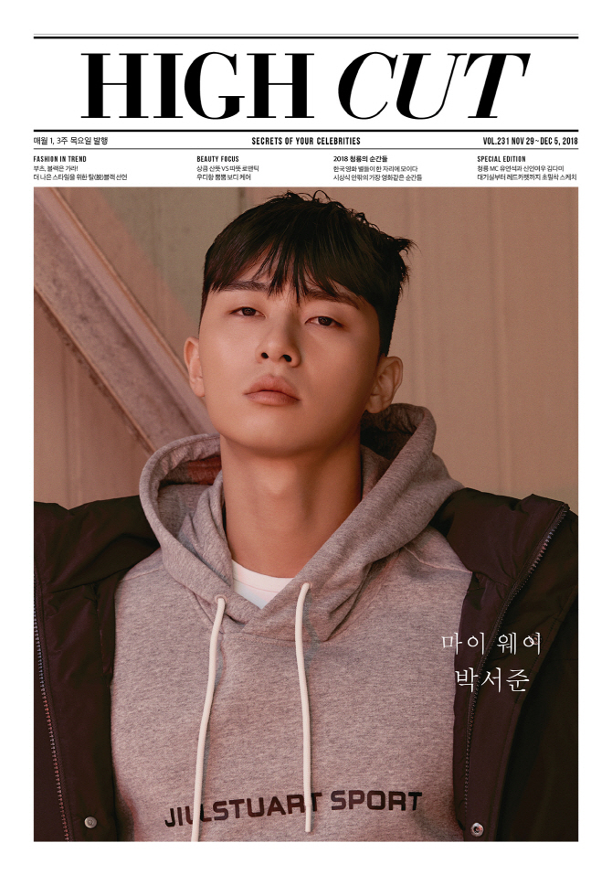 Park Seo-joon presented Sport Club do Recipety Look through Hycutt, a star style magazine published on the 29th.Sport Club do Recipety clothes including long padding, anorak Jumper and Hoody have produced street moods.It feels different from the usual suit look and pomade hairstyle.Wearing a hat on a checkered padding jumper, or perfecting a sophisticated Sport Club do Recipety look with Jumper and inner all black.In an interview after shooting, Park Seo-joon said, I can feel that way in the genre, but it seems to be a warm movie anyway when I look at the story itself.The Lion was going to be fun once it was drafted, and it was the style Id like to try Top Model before.Park Seo-joon also revealed the secret of being able to naturally digest cartoon-like lines and settings in Why Secretary Kim Will Do It.I think it was the hardest thing to do, and the expectations of the people who saw it ... and it was very burdensome to show something new while sticking to the original tone.It took a long time to create a unique tone of Lee Yeongjun Character. I was worried about what kind of movement would not be awkward.And yet, I thought, When can I try this character again? Is it the right time for me to be old? Oh, I had this idea.There will be more original works of Webtoon in the future, and there will be many characters such as Lee Yeongjun.Ill do it first before the viewers get used to this character, because (laughing) will make it so fresh.Park Seo-joon, famous for his many brothers, such as BTS V, Park Hyung-sik, and Choi Woo-shik.I dont really realize Im my brother when I meet them. (Laughing) My sisters are just so respectful to me, and they actually live like Friends.I think it is natural that I have been with my younger brothers rather than my brothers in recent works. Park Seo-joons picture can be found on Hycutt 231, published on the 29th.kim min-jung