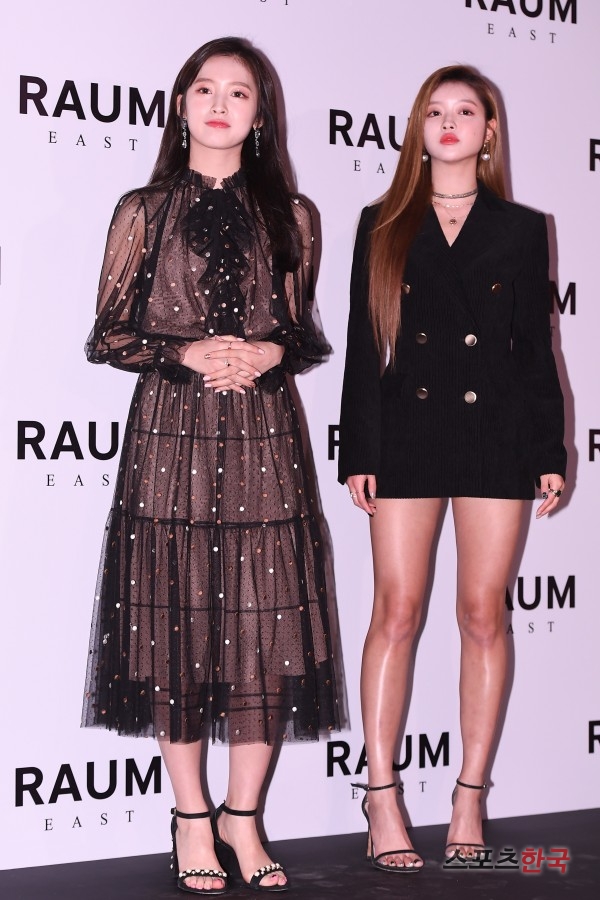 OH MY GIRL Arin YooA is attending the opening ceremony of Raum East held in Raum, Gangnam-gu, Seoul on the afternoon of the 27th.