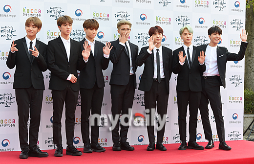 Japan TV Asahi, who canceled the appearance of Boy Group BTS, said it was ambiguous whether he would appear in the future.According to Japan media, including Sankei Sports, TV Asahi said in a press briefing in Tokyo that the organizer will decid individual whether or not he will appear on whether BTS will appear in the future.It is not positive or negative. He only said, I have judged comprehensively the reason for the cancellation of the broadcast.Earlier, TV Asahi suddenly canceled the appearance of BTS Japan music broadcast Music Station scheduled for September 9, causing controversy.Music Station said on its official website that some of the T-shirt designs that the members had previously worn are causing a stir. We have been in talks with our record company, asking about the intention of wearing them, but as a result of comprehensive judgment, I have been put on hold.TV Asahi Music Station BTS member Jimin was wearing a liberation T-shirt worn in the past, and it was a big controversy.Earlier, Japan TBS reported that BTS Jimin distorted his remarks at the Japan concert and corrected and apologized.
