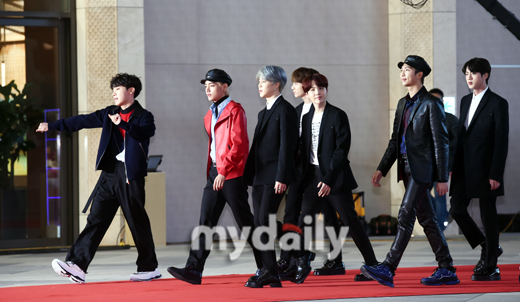 Group BTS (RM, Suga, Jean, J-Hope, Jimin, V, Jungkook) attended the 2018 Asia Artist Awards ceremony held at the Art Space Plaza in Paradise City, Incheon on the afternoon of the 28th.