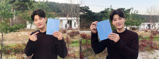 Actor Jang Seung-jo plays script Celebratory photohas released the book.Jang Seung-jo, who plays Jung Woo Seok in TVNs new tree Drama Boy Friend (directed by Park Shin-woo/playplayplayed by Yoo Young-ah), is a script Celebratory photoand started encouraging the shooter.Jang Seung-jo in the public photo is smiling warmly at the camera with the script of Boy Friend.Jang Seung-jo is going to show a 180-degree difference from Yoon Jong-hoo, who was shown in TVN Drama Knowing Wife, which was disassembled into Jung Woo-seok, the ex-husband of Cha Soo-hyun (Song Hye-kyo) and representative of Taekyung Group.Jang Seung-jo said, It seems to be a drama that viewers can see warmly this winter.I hope you will love me a lot because I have prepared hard. 