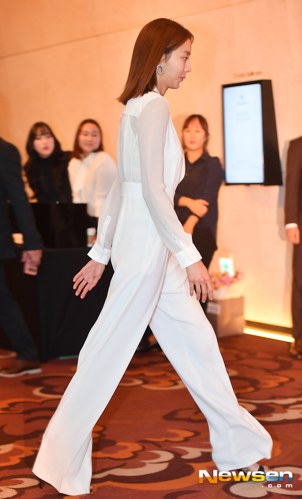 Actor Uee attended a photo wall event launching cosmetics at the Banyan Tree Club & Spa Seoul Crystal Ballroom in Jangchung-dong, Jung-gu, Seoul on November 28th.Uee is responding to the photo pose on the day.