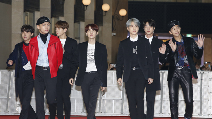 Group BTS has been named on the United States of America Billboards main chart for the 13th week.According to the latest chart released by Billboards on the 27th, BTS repackaged album Love Yourself Resolution Anthology was ranked #70 on the Billboards 200.First place in SeptemberIt has been on the Billboards main album chart for 13 weeks, staying at #60 to #70 for the past month.BTS is the first place in Social 50 for 72 weeksand continue to do so.Articles and tips: Katok/Line jebo23end
