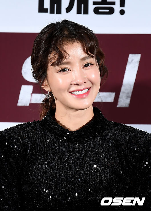 Actor Lee Si-young will appear on Running Man.As a result of the 28th coverage, Lee Seo Young recently finished shooting SBS entertainment program Running Man.Lee Si-young will appear in Running Man for about five years since 2013, and will release the unique desire and Fun sense that has been shown in various entertainment programs in this Running Man.Lee Si-youngs Running Man appearance is for the promotion of the movie Sister which is about to be released.Sister is a work that depicts the revenge of former bodyguard In-ae (Lee Si-young), who is gradually exploding as she searches for the traces of her brother, Eun-hye (Park Se-wan), who disappeared.Lee Si-young is the back door of the movie, Acting Queen without a band, 100% Action acting, and showed off his Passion for acting.Lee Si-young, who is being reborn as a unique Action acting craftsman, is expected to add a lot of new charm through Running Man and Sister.Sister will be released at the end of December.DB