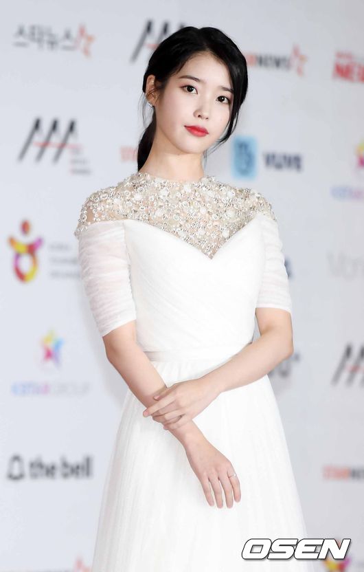 IU (Lee Ji-eun) has photo time at the 2018 Asian Artist Awards red carpet Event held at Art Space Plaza in Paradise City, Incheon, Jung-gu, on the afternoon of the 28th.