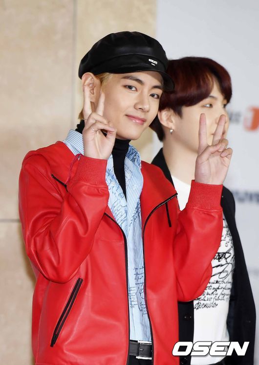 BTS V has photo time at the 2018 Asian Artist Awards red carpet event held at the Art Space Plaza in Paradise City, Incheon Jung-gu, on the afternoon of the 28th.