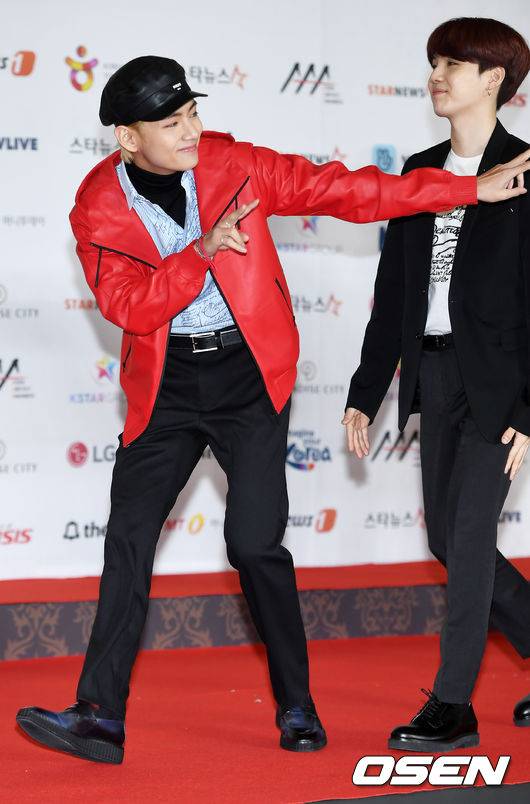 BTS V has photo time at the 2018 Asian Artist Awards red carpet event held at the Art Space Plaza in Paradise City, Incheon Jung-gu, on the afternoon of the 28th.