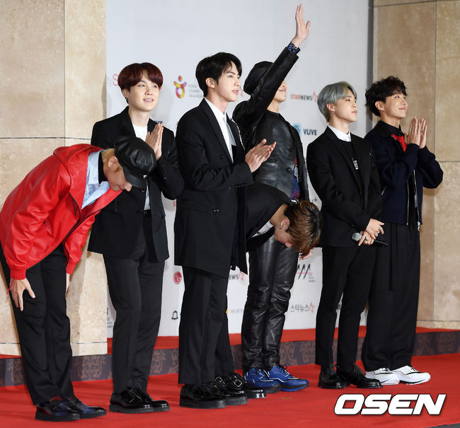 BTS poses at the 2018 Asian Artist Awards red carpet Event held at Art Space Plaza in Paradise City, Incheon, Jung-gu, on the afternoon of the 28th.