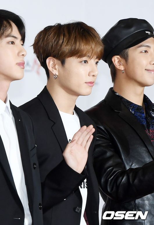 BTS Jungkook poses at the 2018 Asian Artist Awards red carpet event at the Incheon Paradise City Art Space Plaza in Jung-gu, Incheon on the afternoon of the 28th.