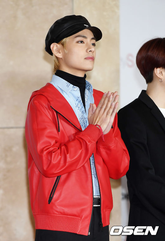 BTS VU is posing at the 2018 Asian Artist Awards red carpet Event held at Art Space Plaza in Paradise City, Incheon, Jung-gu, on the afternoon of the 28th.