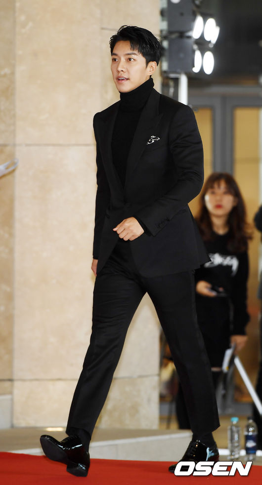 Lee Seung-gi poses at the 2018 Asian Artist Awards red carpet event at the Incheon Paradise City Art Space Plaza in Jung-gu, Incheon on the afternoon of the 28th.