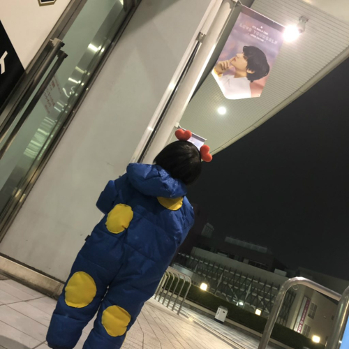 While the world-renowned group BTS (BTS) has successfully returned from Japan Dome Tour, a picture of a child fan is gathering big topics locally on SNS.A picture of a boy was posted on Twitter at the Osaka University Kyocera Dome, where the BTS Concert was held on the 23rd.The child in the photo looks cute like TATA, a BT21 character created by BTS member V (real name Kim Tae-hyung and 23).When I saw a child who was interested in the concert scene, BTS fans said, Agittar!5-year-old V Choi Ae-go said that he was close to dying today. ... # I was allowed. The child, who likes BTS V best, said he asked his mother to make V Character clothes to commemorate the Osaka University Concert of BTS.From head to toe, it attracted attention with its cute look, which perfectly reproduced the character Tata. Tata is a joint venture with Line Friends designed by BTS V.Tata is a character from a heart shape and is a curious captain from the outside world.