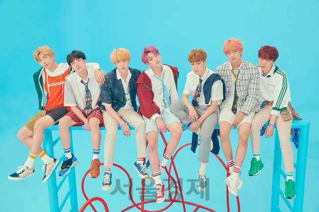 According to the latest chart released by Billboards on the 27th (local time), their repackaged album Love Yourself Resolution Answer (LOVE YOURSELF Answer) ranked 70th on the Billboards 200.First place in SeptemberIt is the first time to enter the chart for 13 consecutive weeks. This album is the first place of World Album, 6th in the Independent Album, 62nd in the Top Album Sales, and 73rd in the Billboards Canadian Album.In addition, Love Yourself Former Tear released in May ranked 4th in the World Album and Love Your Self Hear released in September last year ranked 3rd in the World Album.BTS is the first place for 72 consecutive weeks in Social 50First place for the longest periodBTS, which performed at Tokyo Dome and Osaka Kyocera Dome in Japan and recently returned home, will attend the Asian Artist Awards held at Incheon Namdong Gymnasium on the afternoon of the 28th.