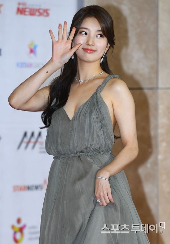 The 2018 Asia Artist Awards (2018 Asian Artist Awards) Red Carpet Event was held in Paradise City, Yeongjong-do, Incheon on the afternoon of the 28th.Actor Bae Suzy, who attended the event, is stepping on Red Carpet. November 28, 2018.