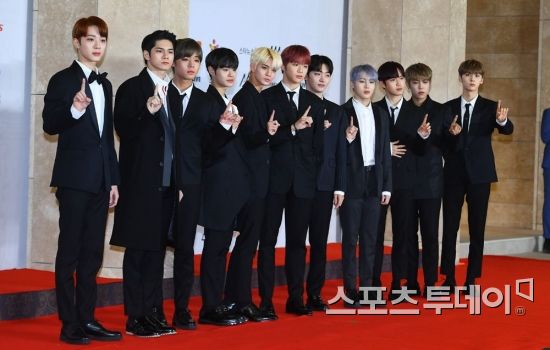 The 2018 Asia Artist Awards (2018 Asian Artist Awards) Red Carpet Event was held in Paradise City, Yeongjong-do, Incheon, on the afternoon of the 28th.Wanna One, a group that attended the Event, is stepping on the Red Carpet. November 28, 2018.
