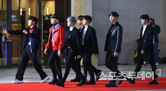 The 2018 Asia Artist Awards (2018 Asian Artist Awards) Red Carpet Event was held in Paradise City, Yeongjong-do, Incheon, on the afternoon of the 28th.A group of BTS attending the Event is stepping on the Red Carpet. November 28, 2018.