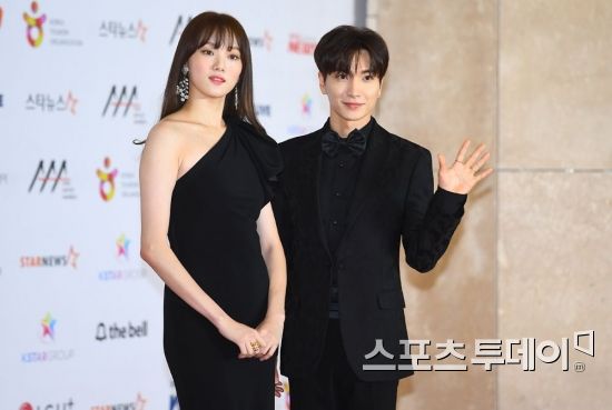 The 2018 Asia Artist Awards (2018 Asian Artist Awards) Red Carpet Event was held in Paradise City, Yeongjong-do, Incheon on the afternoon of the 28th.Lee Sung-kyung and Leeteuk attending the event on the day are stepping on Red Carpet. November 28, 2018.