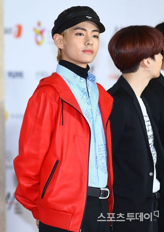 The 2018 Asia Artist Awards (2018 Asian Artist Awards) Red Carpet Event was held in Paradise City, Yeongjong-do, Incheon, on the afternoon of the 28th.BTS Vue, a group member who attended the Event, is stepping on the Red Carpet. November 28, 2018.