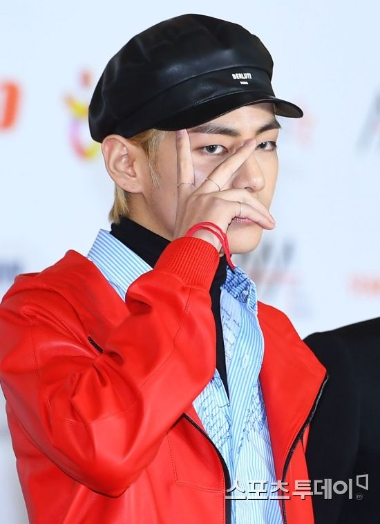 V, my own pose The 2018 Asia Artist Awards (2018 Asian Artist Awards) Red Carpet Event was held in Paradise City, Yeongjong-do, Incheon on the afternoon of the 28th.Group BTS V attending the event on the day is stepping on Red Carpet. November 28, 2018.