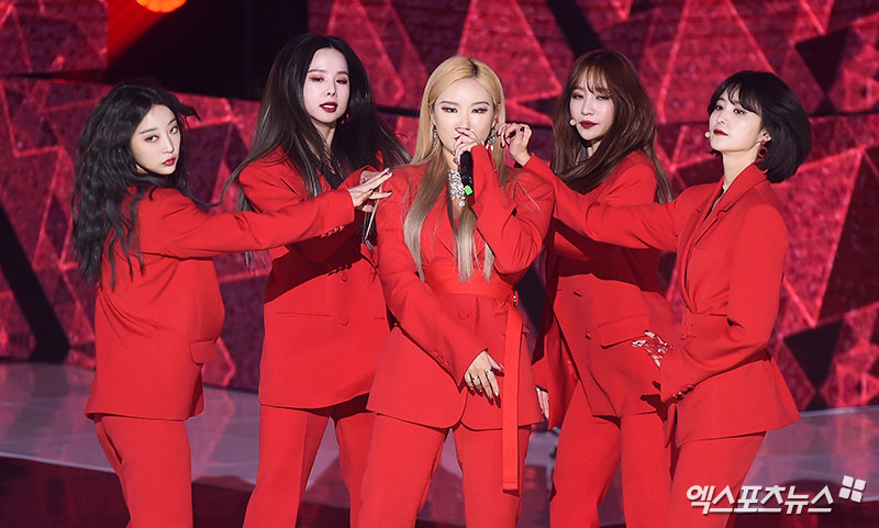 EXID, who attended the SBS MTV The Show on-site at SBS prism tower in Sangam-dong, Seoul on the afternoon of the 27th, is performing.