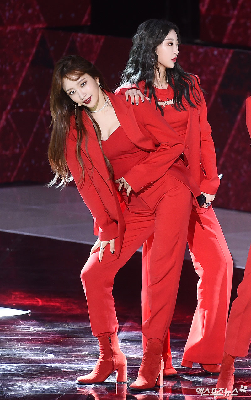 EXID Hani and Seo Hye-lin, who attended the SBS MTV The Show on the afternoon of the 27th at SBS prism tower in Sangam-dong, Seoul, are performing.