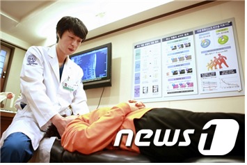 의료진이 목 통증 환자에게 추나요법을 실시하고 있다.© News1