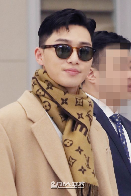 Park Seo-joon is exiting the Arrival Point with fans cheering