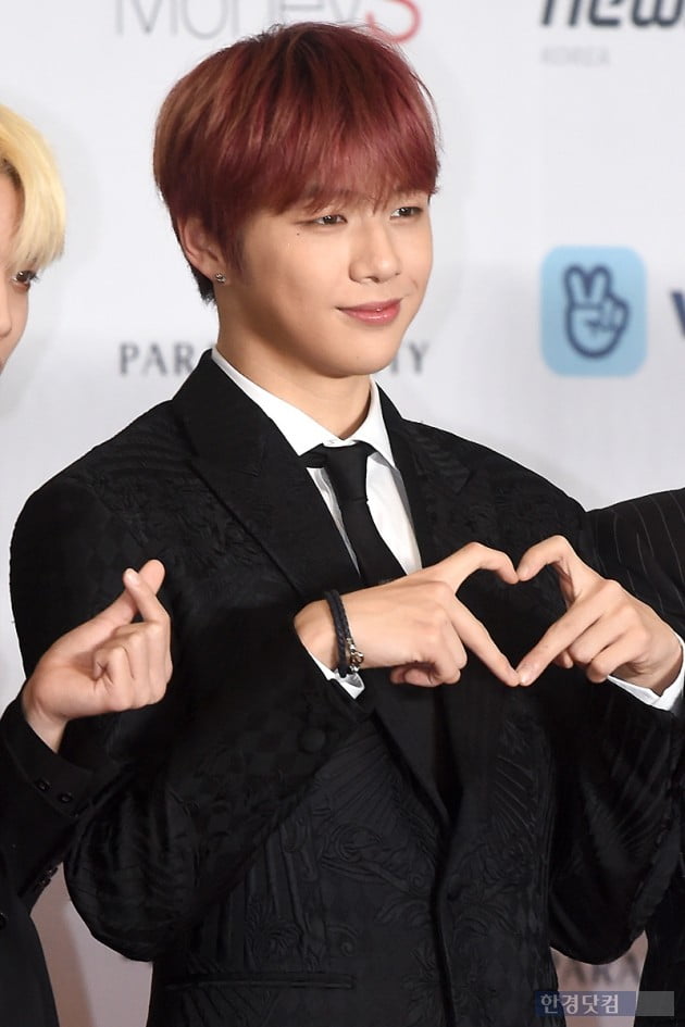 Group Wanna One Kang Daniel attends the 2018 Asia Artist Awards (2018 Asian Artist Awards) red carpet event held at Paradise City Hotel in Unseo-dong, Incheon on the afternoon of the 28th.