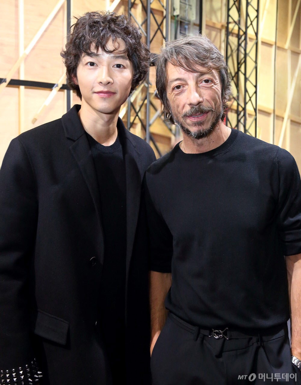 <p>Actor Song Joong-ki in public.</p><p>Song Joong-ki for the past 27 Tokyo, Japan Open in Valentino SpA Preta Forte 2019 pre collection in Korea as a representative attended.</p><p>This day, Song Joong-ki is a dark toned coat and knitwear, pants wearing a funky style look. He wears a coat sleeve along the end studs decor no intense feeling.</p><p>Especially Song Joong-ki is pump hairstyle to change your fans  attention.</p><p>Valentino SpA according to the Fashion show after Song Joong-ki is the Valentino SpAs creative Director, Piel Spa, come skin 춀 to backstage meet in celebration and praise.</p><p>Meanwhile, Song Joong-ki for the past 10 31 Seoul Shilla Hotel from the actress Song Hye-kyo and the wedding of the century raised. Song Joong-ki is the half of next year to broadcast for tvN drama not forward Chronicles(working title)appeared to be. Song Hye-kyo is the last 28 days the first broadcast drama BoyfriendTheater in return.</p><p>Valentino SpA, Preta Forte 2019 Pre Collection Show, actor Song Joong-ki official invitation</p>