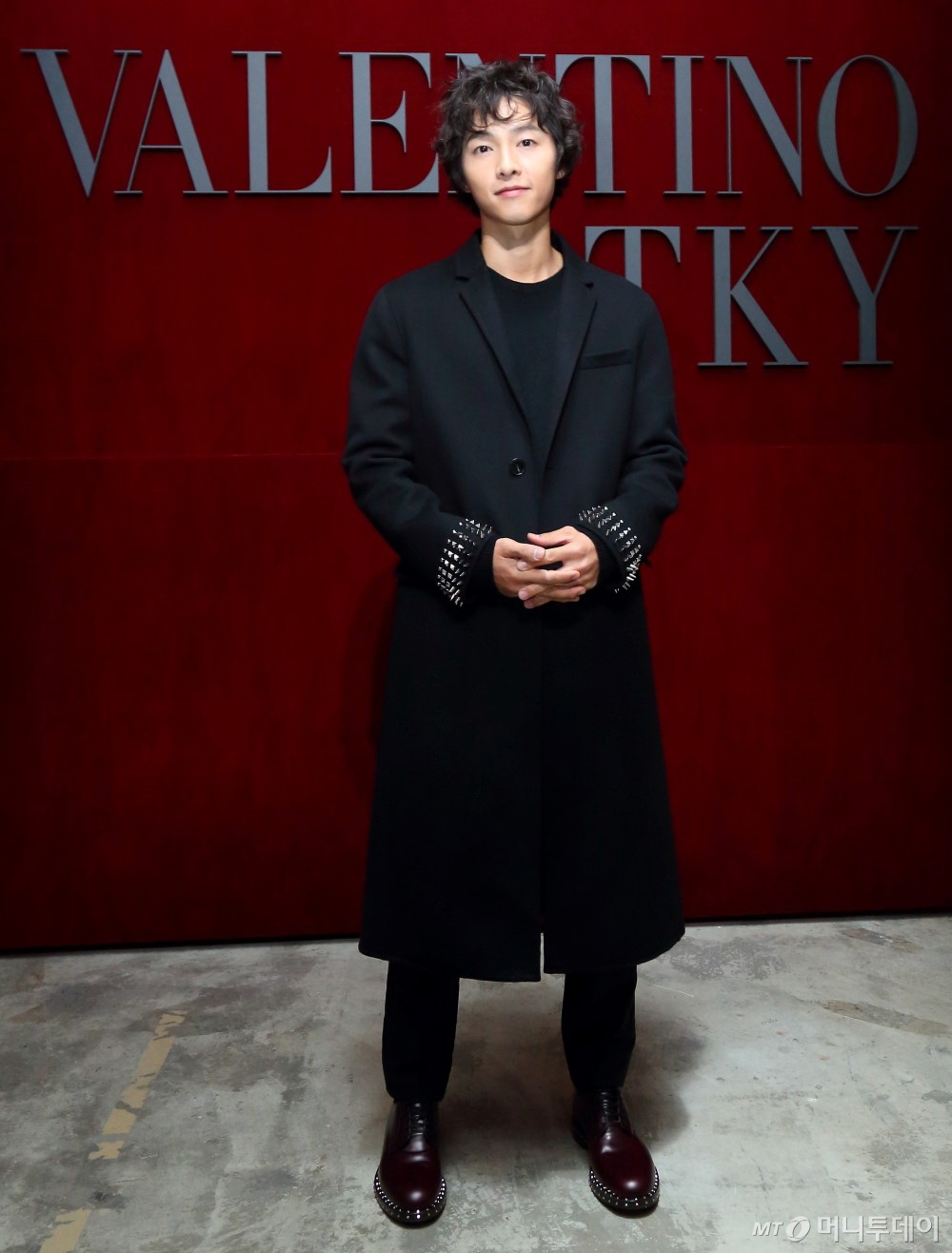 <p>Actor Song Joong-ki in public.</p><p>Song Joong-ki for the past 27 Tokyo, Japan Open in Valentino SpA Preta Forte 2019 pre collection in Korea as a representative attended.</p><p>This day, Song Joong-ki is a dark toned coat and knitwear, pants wearing a funky style look. He wears a coat sleeve along the end studs decor no intense feeling.</p><p>Especially Song Joong-ki is pump hairstyle to change your fans  attention.</p><p>Valentino SpA according to the Fashion show after Song Joong-ki is the Valentino SpAs creative Director, Piel Spa, come skin 춀 to backstage meet in celebration and praise.</p><p>Meanwhile, Song Joong-ki for the past 10 31 Seoul Shilla Hotel from the actress Song Hye-kyo and the wedding of the century raised. Song Joong-ki is the half of next year to broadcast for tvN drama not forward Chronicles(working title)appeared to be. Song Hye-kyo is the last 28 days the first broadcast drama BoyfriendTheater in return.</p><p>Valentino SpA, Preta Forte 2019 Pre Collection Show, actor Song Joong-ki official invitation</p>