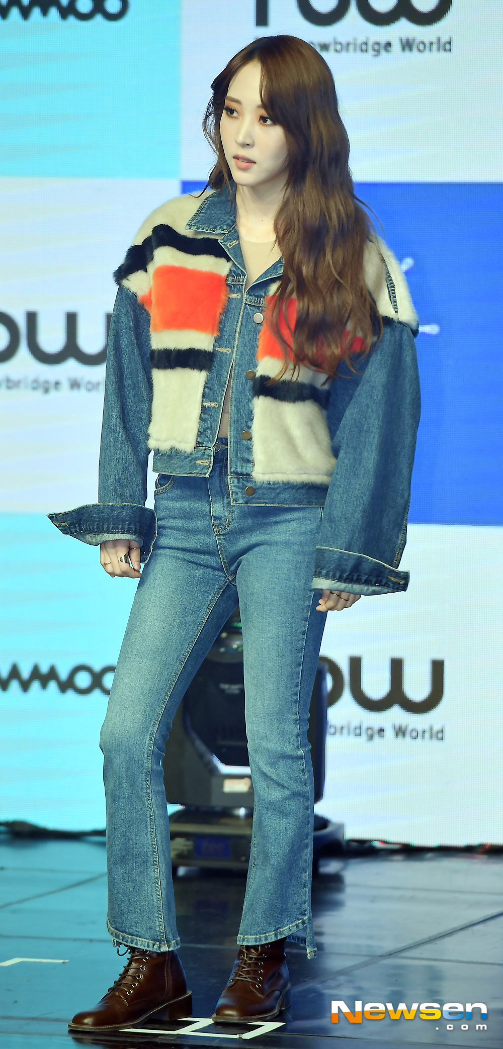 The 8th Mini album BLUE;S media showcase of MAMAMOO (Wheein, Moonbyul, Sola) was held at the Cheongdam-dong Ilji Art Hall in Gangnam-gu, Seoul on the afternoon of November 29MAMAMOO Moonbyul is responding to the photo pose on the day.expressiveness