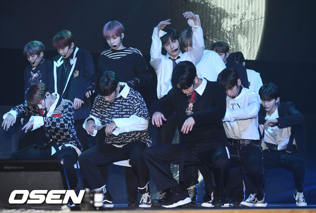 The Boyz members are showing off their spectacular stage at the comeback showcase of The Boyz (THE ONLY), the third mini album of the Boyz (THE BOYZ), which was held at the Hall of Peace at Kyunghee University in Seoul Dongdaemun District on the afternoon of the 29th.