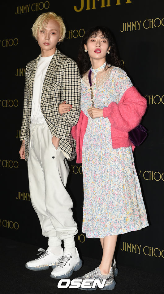 A couple of Hyo Jong Kim (DAWN) pose at a launching photocall event of a luxury brand held at a complex cultural space in Nonhyun-dong, Gangnam-gu, Seoul on the afternoon of the 29th.