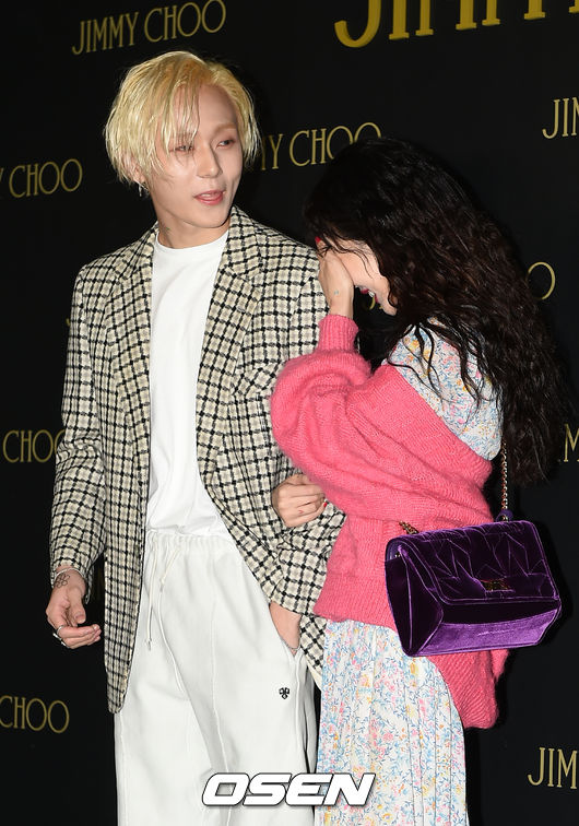 A couple of Hyo Jong Kim (DAWN) pose at a launching photocall event of a luxury brand held at a complex cultural space in Nonhyun-dong, Gangnam-gu, Seoul on the afternoon of the 29th.