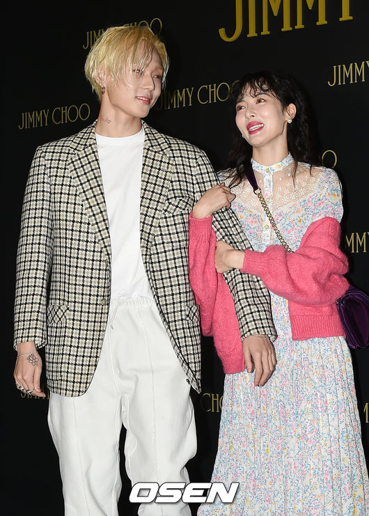 A couple of Hyo Jong Kim (DAWN) pose at a launching photocall event of a luxury brand held at a complex cultural space in Nonhyun-dong, Gangnam-gu, Seoul on the afternoon of the 29th.