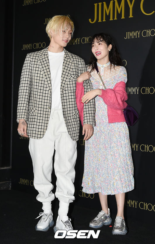 A couple of Hyo Jong Kim (DAWN) pose at a launching photocall event of a luxury brand held at a complex cultural space in Nonhyun-dong, Gangnam-gu, Seoul on the afternoon of the 29th.