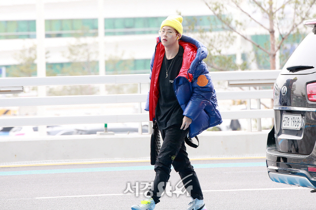 Monsta X (MONSTA X) member Juheon is leaving for Los Angeles in the United States, showing off his Airport Fashion.