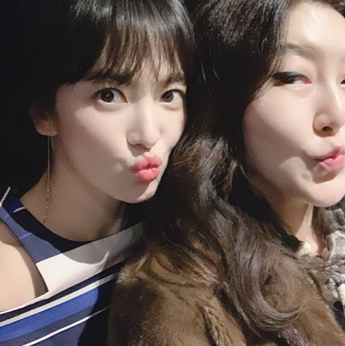 Stylist Han Hye-yeon has released a Selfie with Song Hye-kyo.On the 28th, Han Hye-yeon posted an attractive self-portrait on his instagram  with the phrase I cut off my face, but you are really # life # life # boyfriend # first room today.In the photo, Han Hye-yeon, who is sticking out his mouth with Song Hye-kyo, showed off his cuteness with a similar expression.In particular, Han Hye-yeon and Song Hye-kyo showed their flawless skin and impressed their fans. / Photo = Han Hye-yeon Instagram  