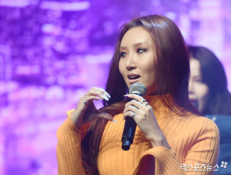 On the afternoon of the 29th, a showcase was held at Ilji Art Hall in Cheongdam-dong, Seoul to commemorate the release of the group MAMAMOOs new album BLUE;S.MAMAMOO Hwasa, who attended the showcase on the day, is showing the stage.