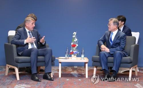 대화하는 문 대통령과 바비시 체코 총리 (프라하=연합뉴스) 배재만 기자 = 문재인 대통령과 안드레이 바비스 체코 총리가 28일 오후(현지시간) 체코 프라하 힐튼 호텔에서 열린 회담에서 대화하고 있다. 2018.11.28 scoop@yna.co.kr