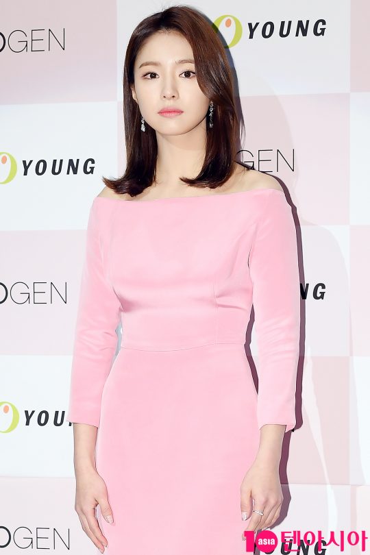 Actor Shin Se-kyung attended the Beauty Talk Event held at Sinsa-dong, Gangnam-gu, Seoul, and Gangnam CGV Cheongdam Cine City on the afternoon of the 30th.