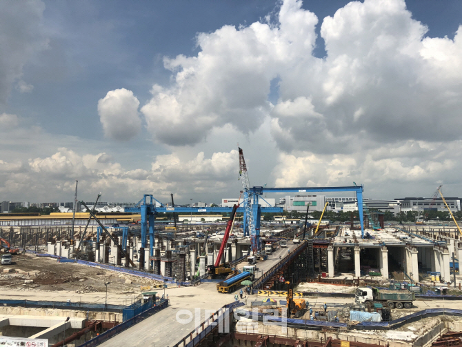 GS건설이 싱가포르에서 시공 중인 세계 최대 규모의 빌딩형 차량기지 프로젝트인 ‘싱가포르 T301’ 건설 현장. 문재인 대통령이 지난 15일(현지시간) 직접 방문해 현장 관계자들을 격려한 바 있다. GS건설 제공.