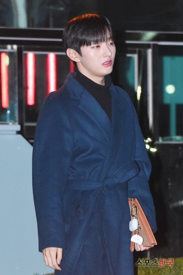 Wanna One Yoon Ji-sung is going to work to attend the rehearsal of KBS 2TV Music Bank at the KBS New Hall in Yeongdeungpo-gu, Seoul on the morning of the 30th.