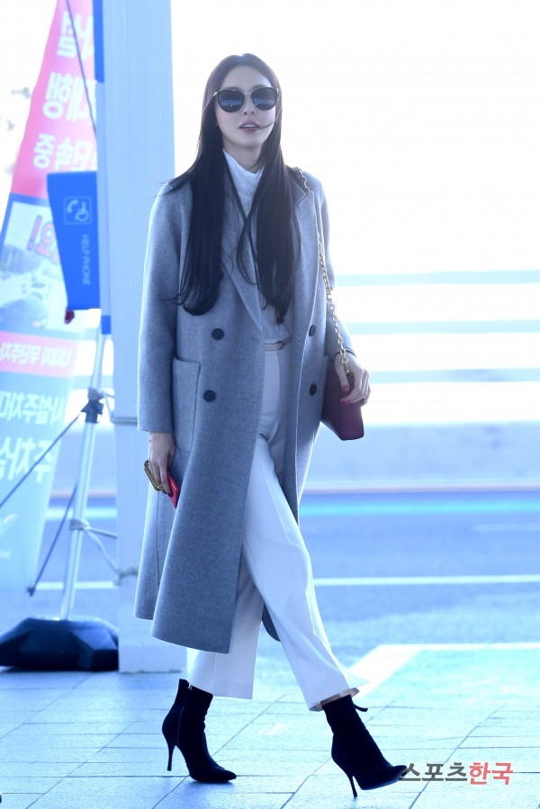 Actor Lee Da-hee is departing into Spain Barocellona through the Incheon International Airport Terminal #2 on the morning of the 30th.