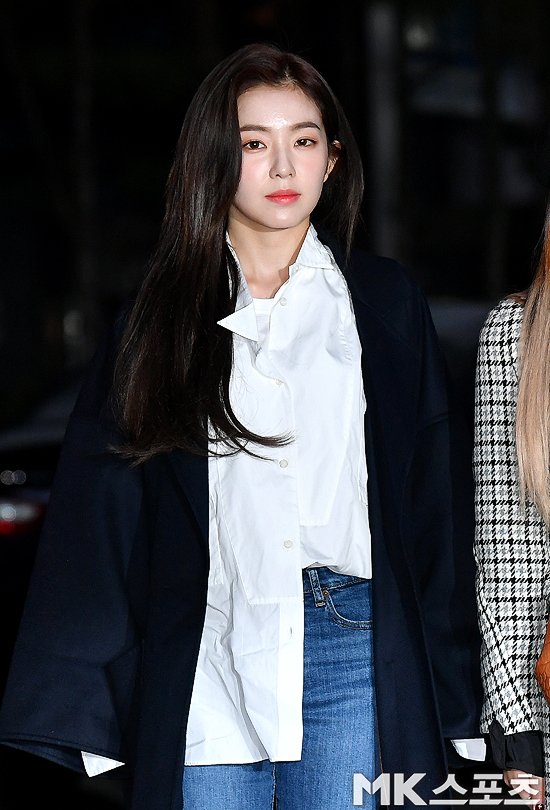 KBS 2TV Music Bank rehearsal was held at the public hall of KBS New Building in Yeouido, Yeongdeungpo-gu, Seoul on the 30th.Girl group Red Velvet member Irene poses before the Music Bank rehearsal commute.