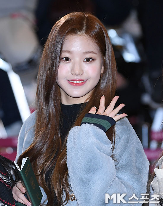 Girl group IZ*ONE (Jang Won-young, Cho Yu-ri, Choi Ye-na, An Yoo-jin, Kwon Eun-bi, Kang Hye-won, Kim Chae-won, Kim Min-joo, Lee Chae-yeon) departed for Tokyo, Japan through Gimpo International Airport on the afternoon of the 30th of the overseas schedule.Jang Won-young, who moves to the departure hall with a bright expression.