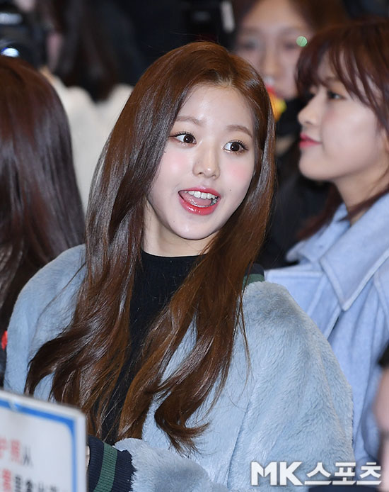 Girl group IZ*ONE (Jang Won-young, Cho Yu-ri, Choi Ye-na, Ahn Yu-jin, Kwon Eun-bi, Kang Hye-won, Kim Chae-won, Kim Min-joo, Lee Chae-yeon) departed for Tokyo, Japan through Gimpo International Airport on the afternoon of the 30th of the overseas schedule.Jang Won-young, who moves to the departure hall with a bright expression.
