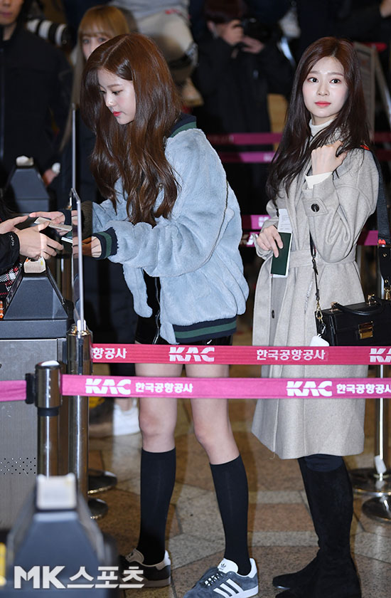 Girls group Izuwon (Jang Won-young, Cho Yu-ri, Choi Ye-na, An Yoo-jin, Kwon Eun-bi, Kang Hye-won, Kim Chae-won, Kim Min-joo, Lee Chae-yeon) departed for Tokyo, Japan through Gimpo International Airport on the afternoon of the 30th of the overseas schedule.Jang Won-young and Kim Min-joo, who move to the departure hall with a bright expression.