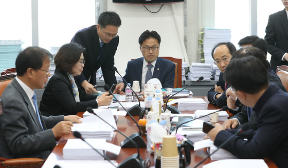 30일 오전 서울 여의도 국회에서 열린 기획재정위원회 조세소위원회에서 여야 의원들이 의견을 나누고 있다. /사진=뉴스1