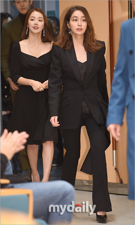 Actor Lee Min-jung (right), So Yi-hyun attended the drama Fate and Fury production report held on SBS in Mok-dong, Seoul on the afternoon of the 30th.SBSs new weekend special project Fate and Fury is a realistic, passionate melodrama featuring the divergent love and anger of four men and women, including a woman who loves a man to change her fate, a man who loves her knowing that she is fate, a woman who wants to take a man for purpose, and a man who wants to get her back in vengeance.